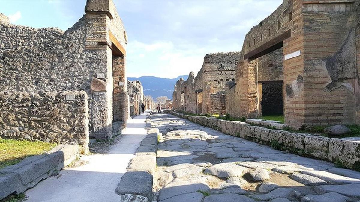 ulica u staroj zgradi s kamenim pločnikom