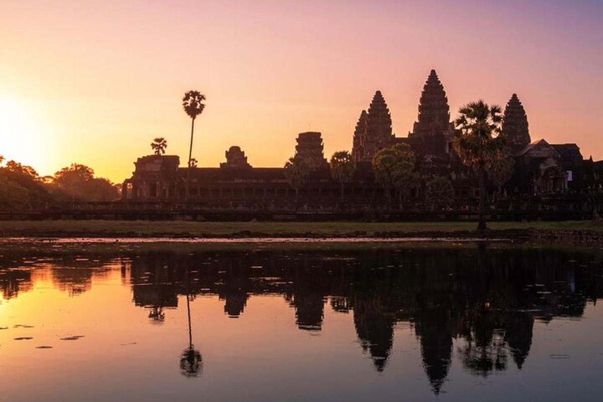 sebuah kuil dengan pantulan di dalam air pada waktu matahari terbenam