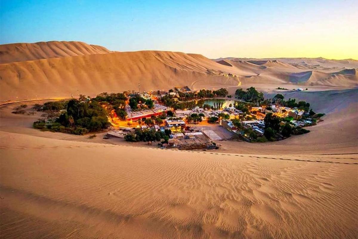 uma vista aérea de uma vila no deserto
