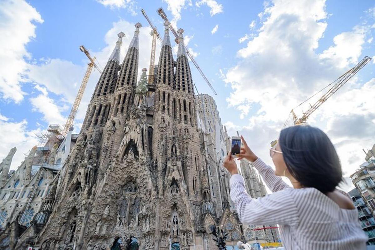 жена која фотографише катедралу