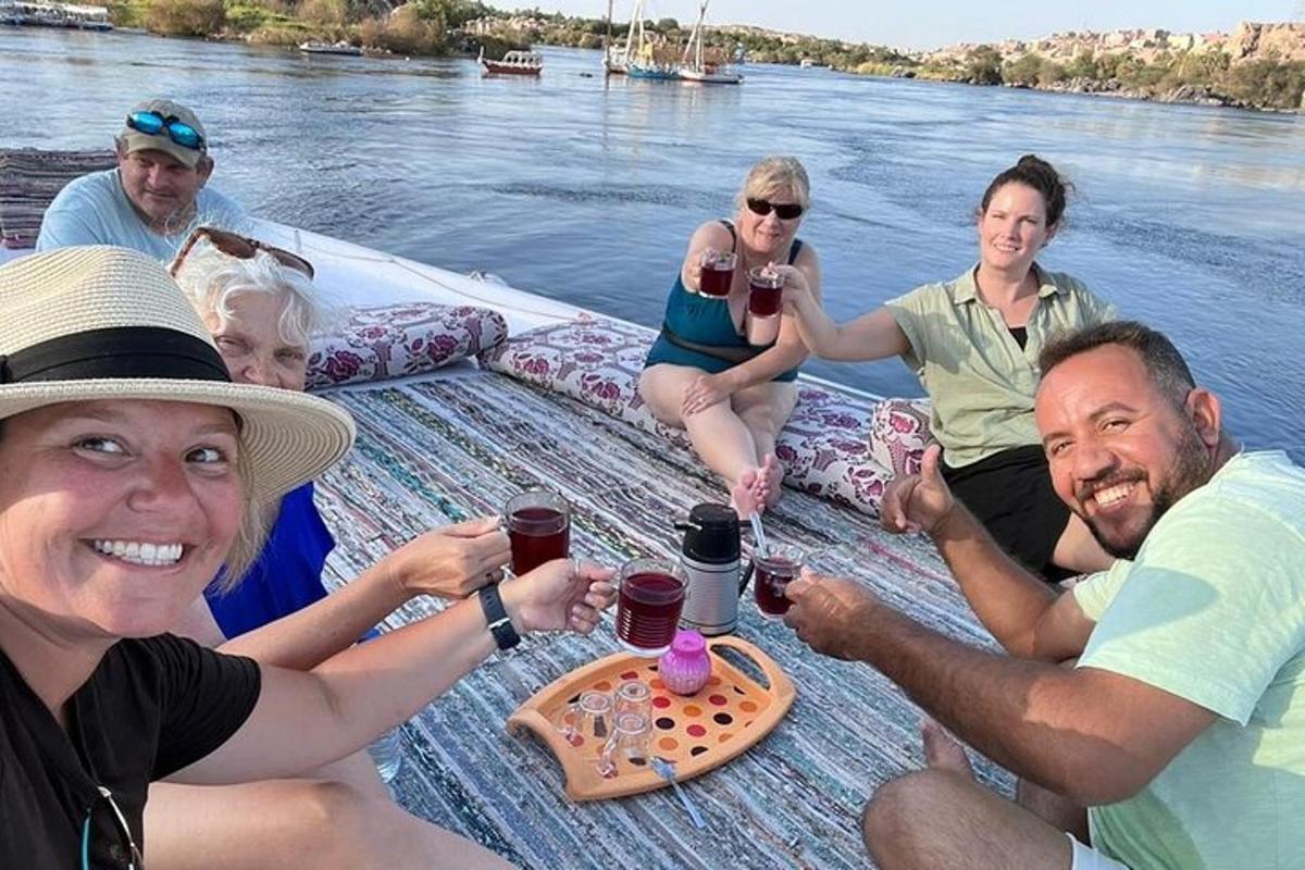 skupina lidí sedících kolem stolu na lodi