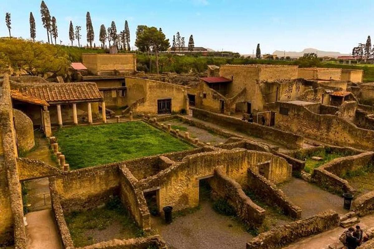 una vista aerea di un vecchio edificio con cortile
