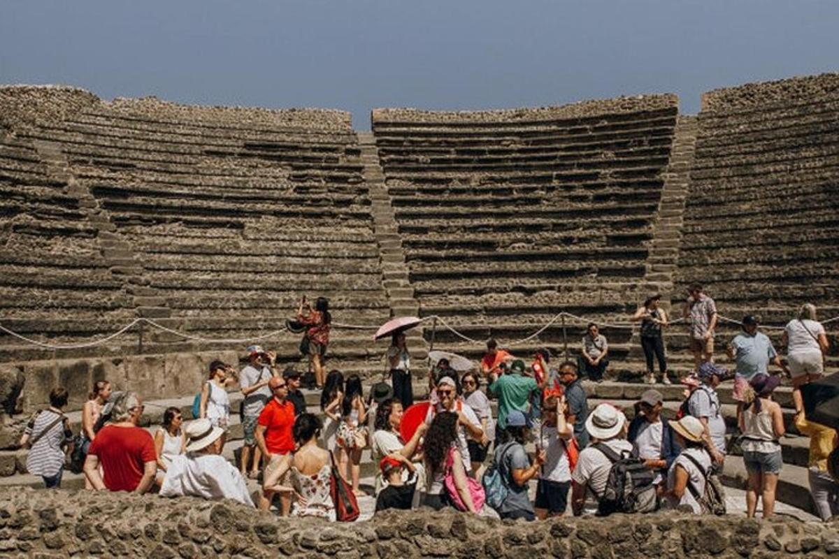 un folto gruppo di persone in piedi in un anfiteatro