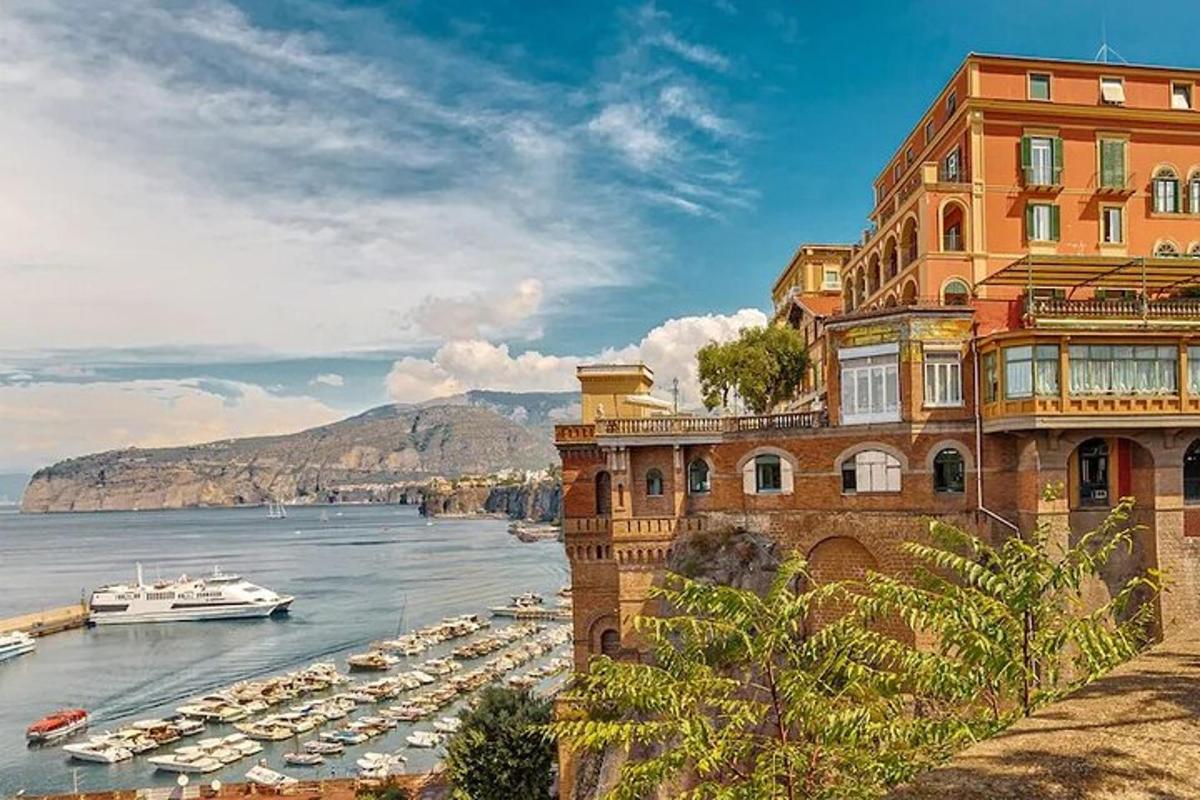 un grande edificio accanto a uno specchio d'acqua con barche