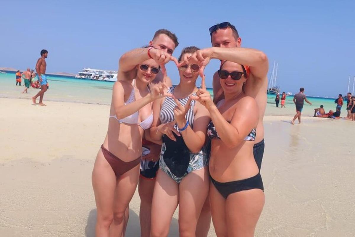 skupina ljudi v kopalkah na plaži