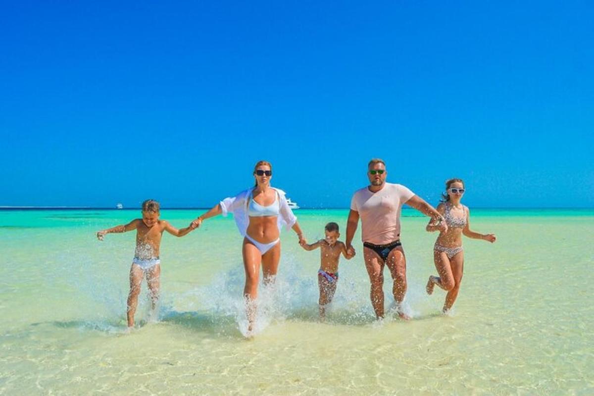 družina teče po vodi na plaži
