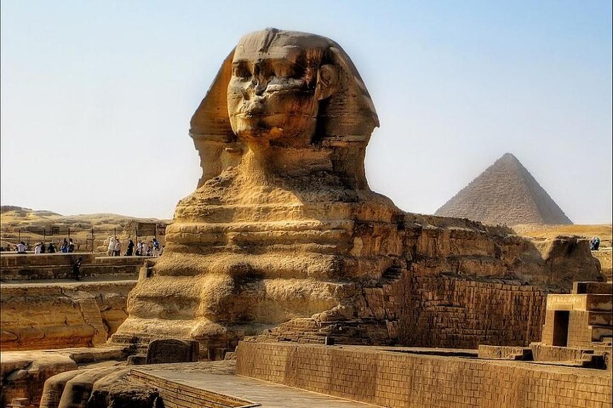 socha sfingy před pyramidami