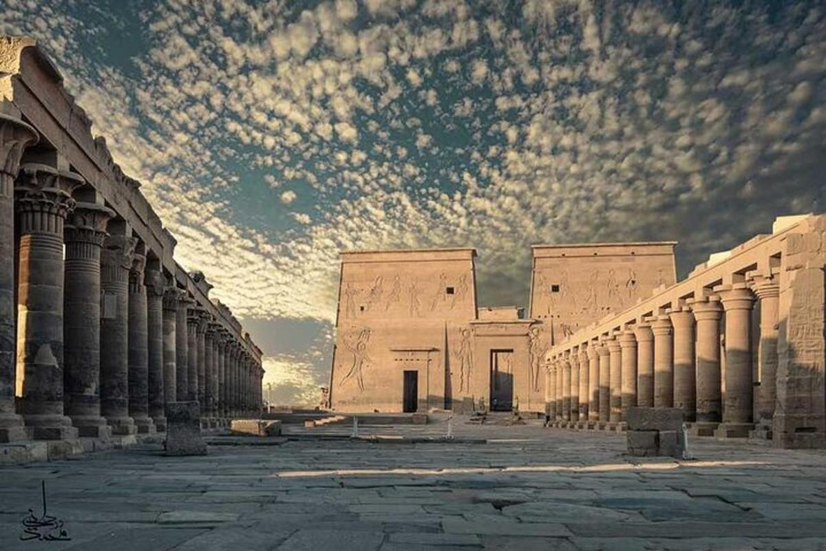 柱と曇り空のある古代の建物