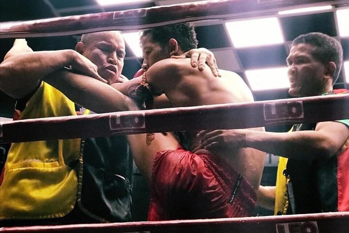 skupina mužů stojících v boxerském ringu