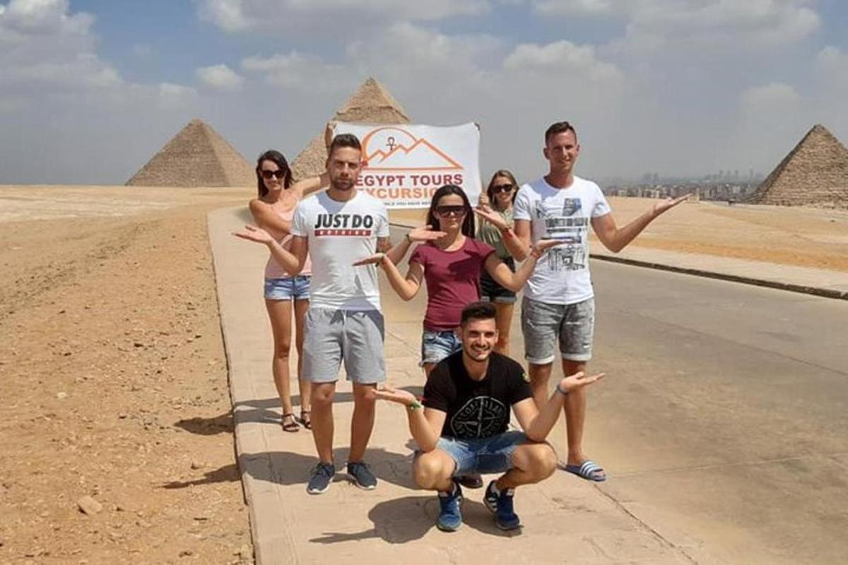 Un grupo de personas posando frente a las pirámides.