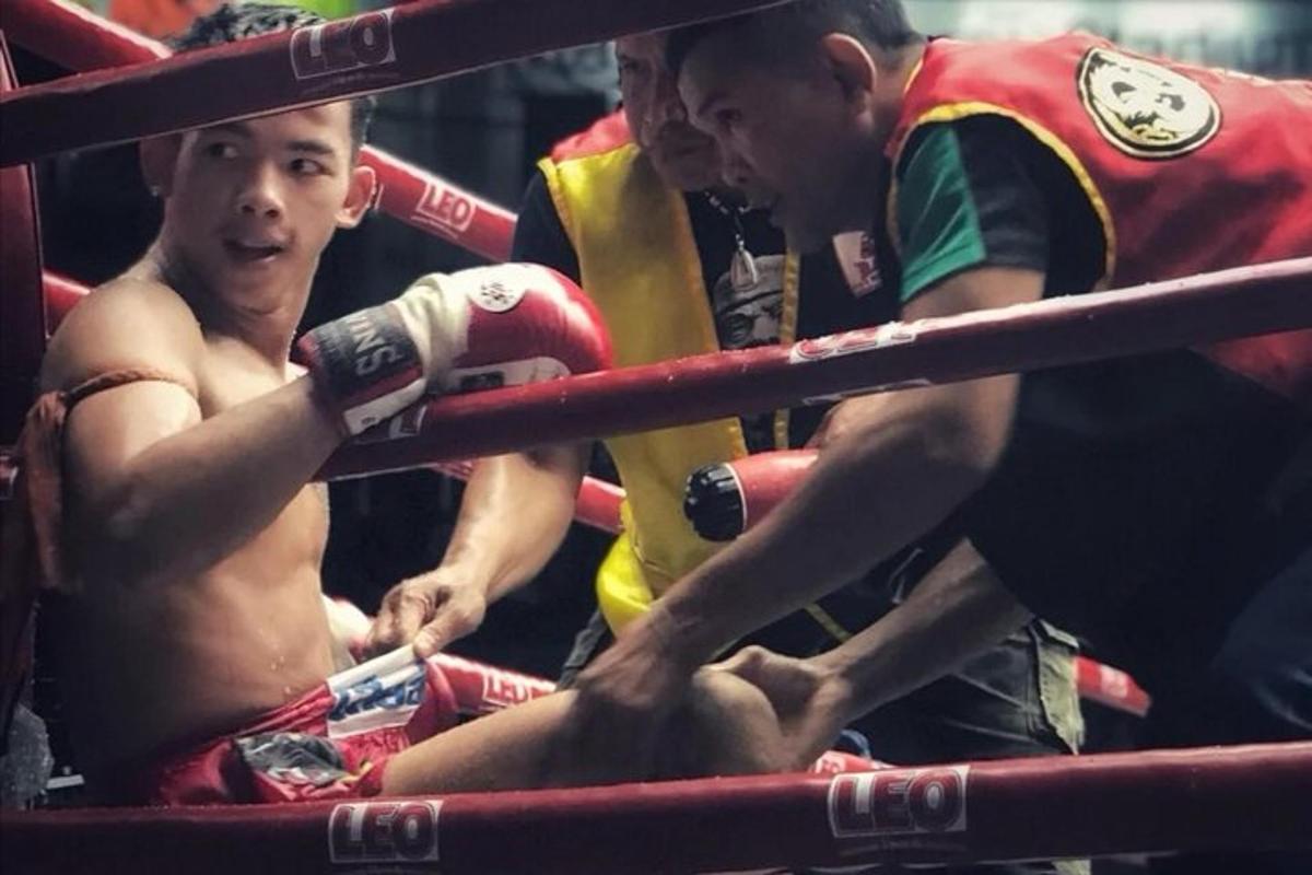 muž sedící v rohu boxerského zápasu