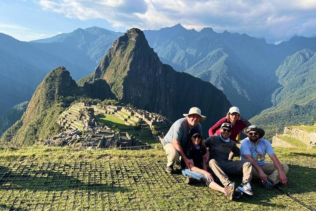 un grupo de personas sentadas en la cima de una montaña