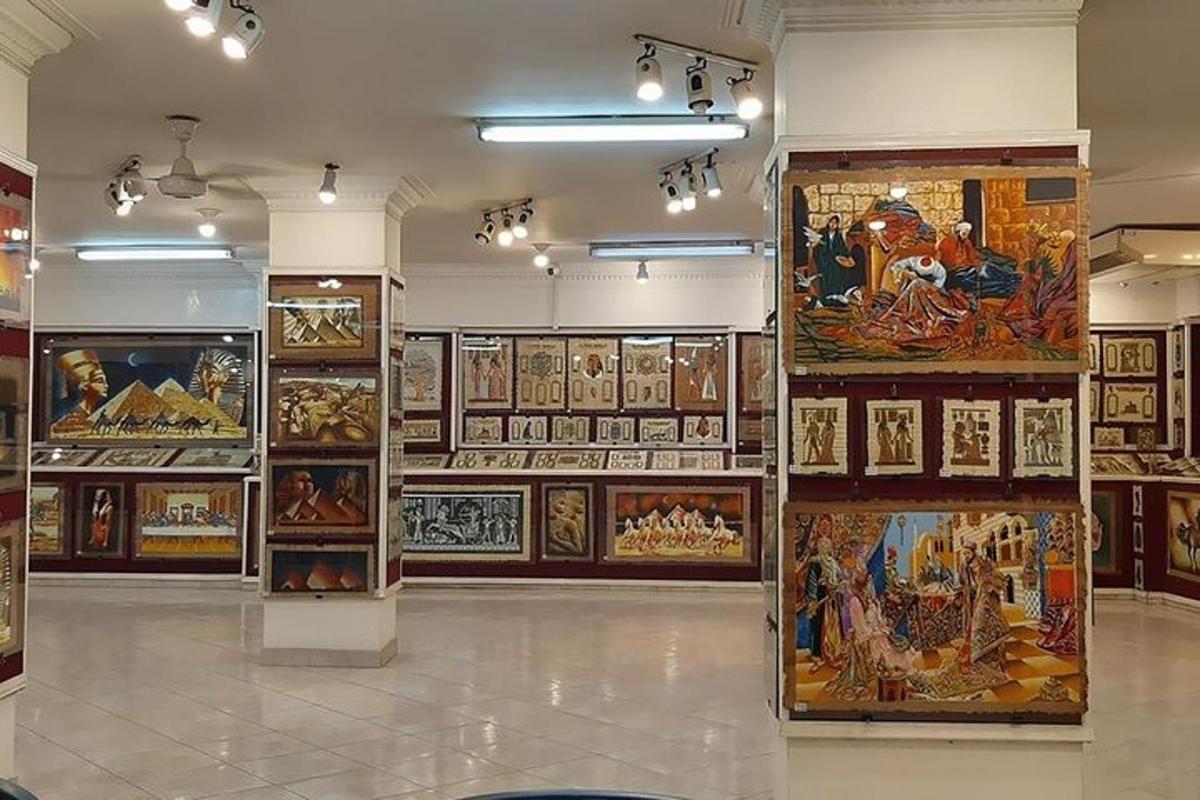 Una gran sala llena de mucho arte en exhibición.