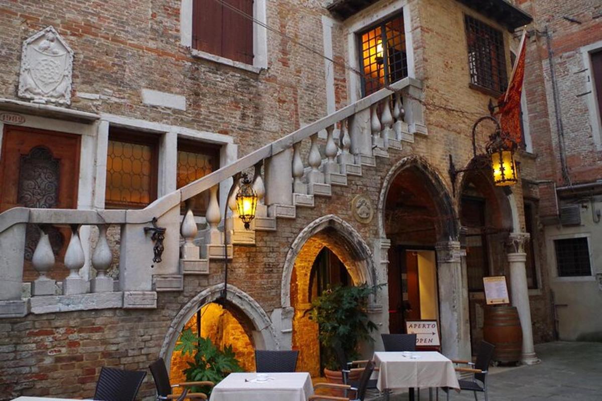 un edifici amb una escala, taules i cadires