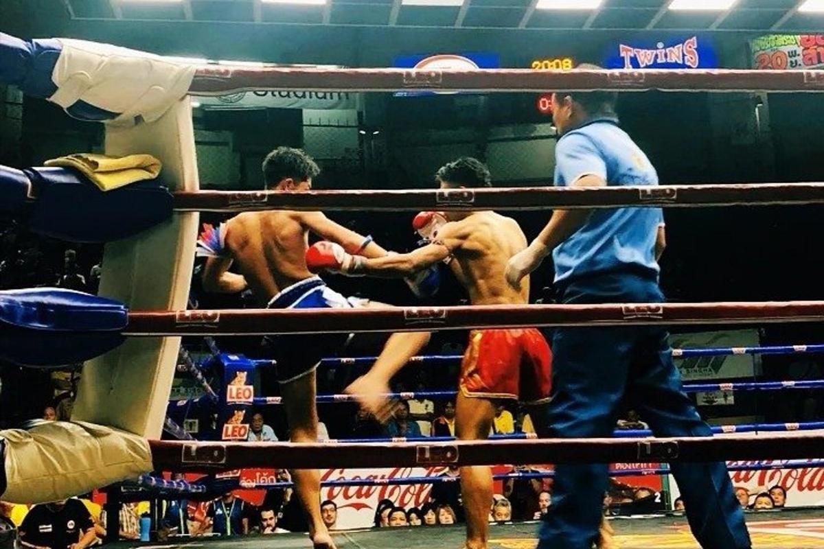 un gruppo di uomini che praticano boxe su un ring