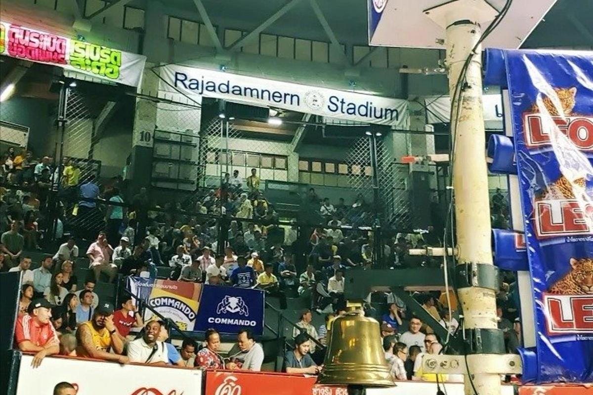 una grande folla di persone sedute in uno stadio