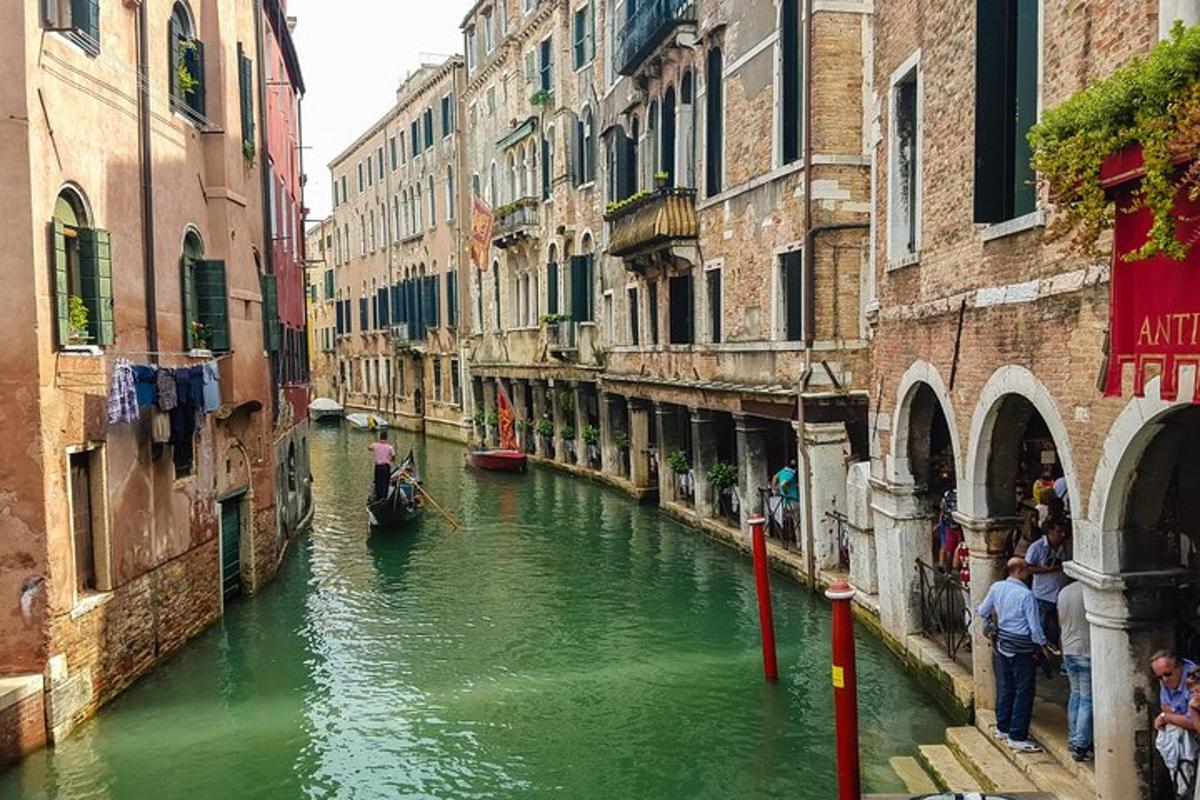 un canal entre dos edificis amb un vaixell a l'aigua
