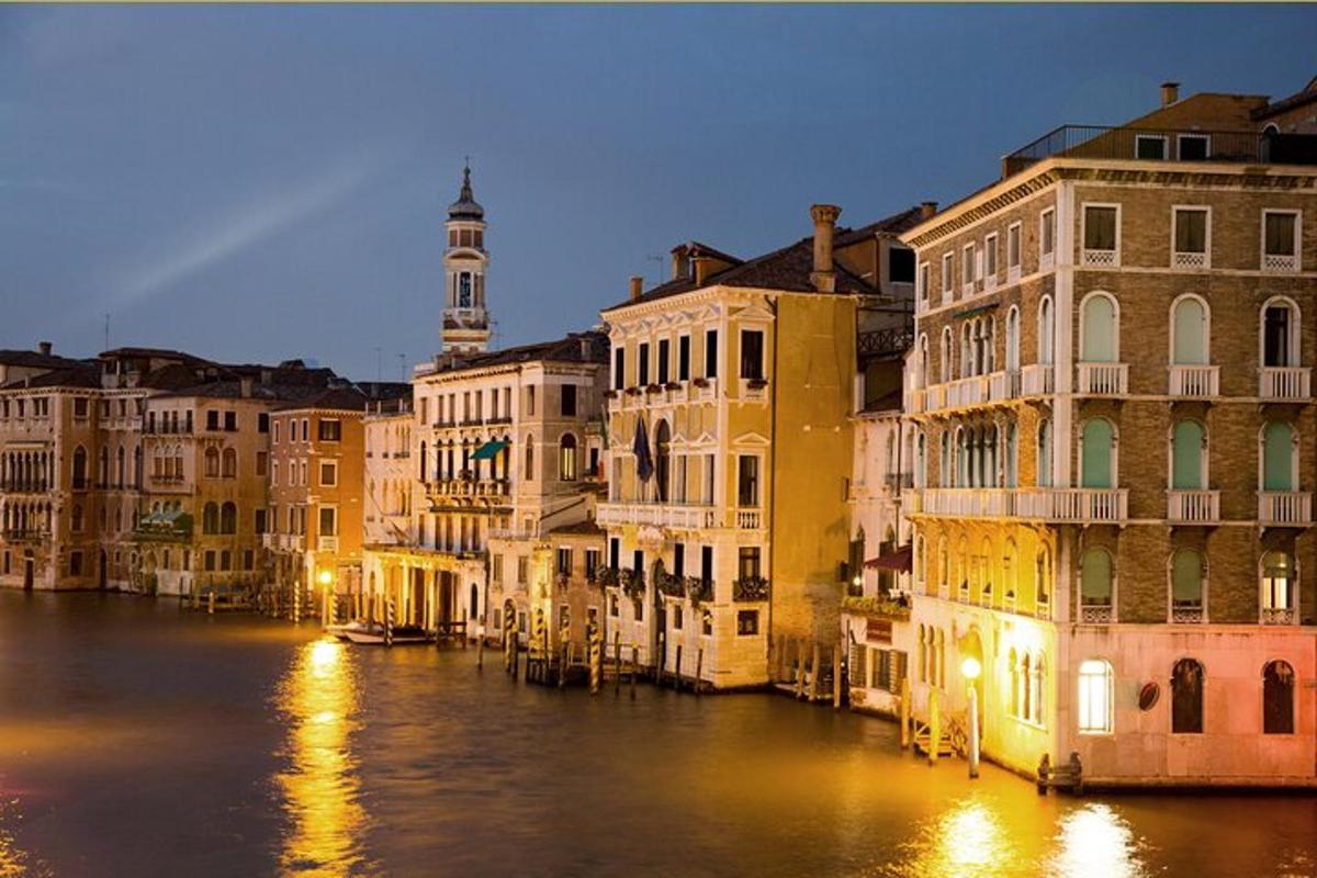 una vista d'un canal amb edificis i una torre del rellotge