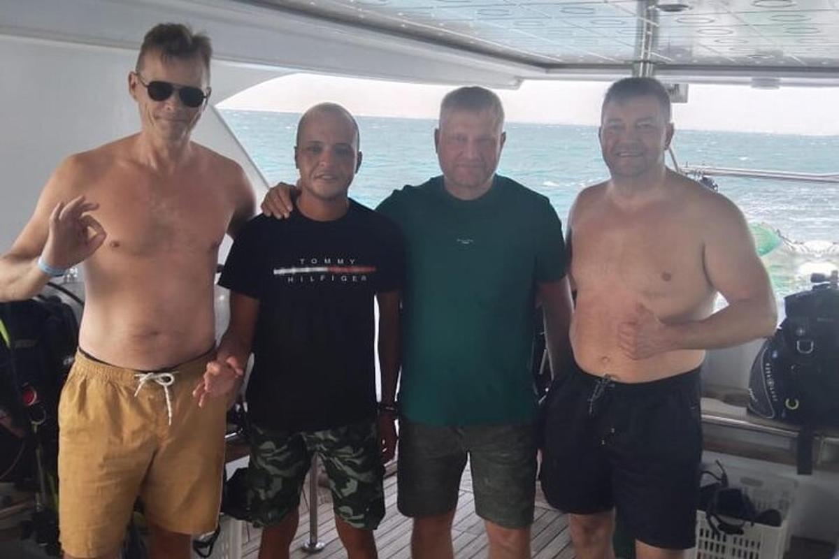 skupina čtyř mužů stojících na lodi