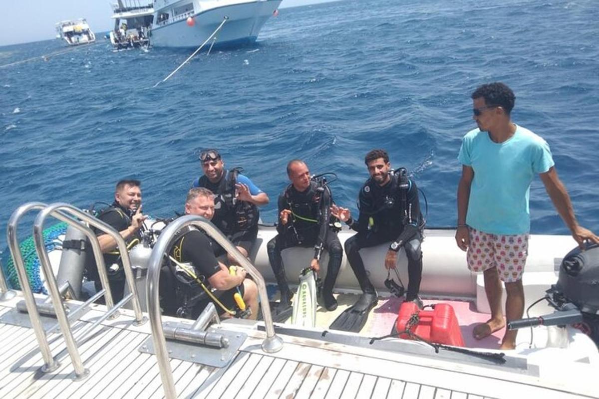 isang grupo ng mga lalaki sa isang bangka sa tubig