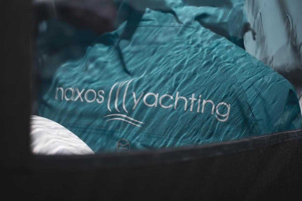 detailní záběr na matraci s nápisem nocos wa wa waaching