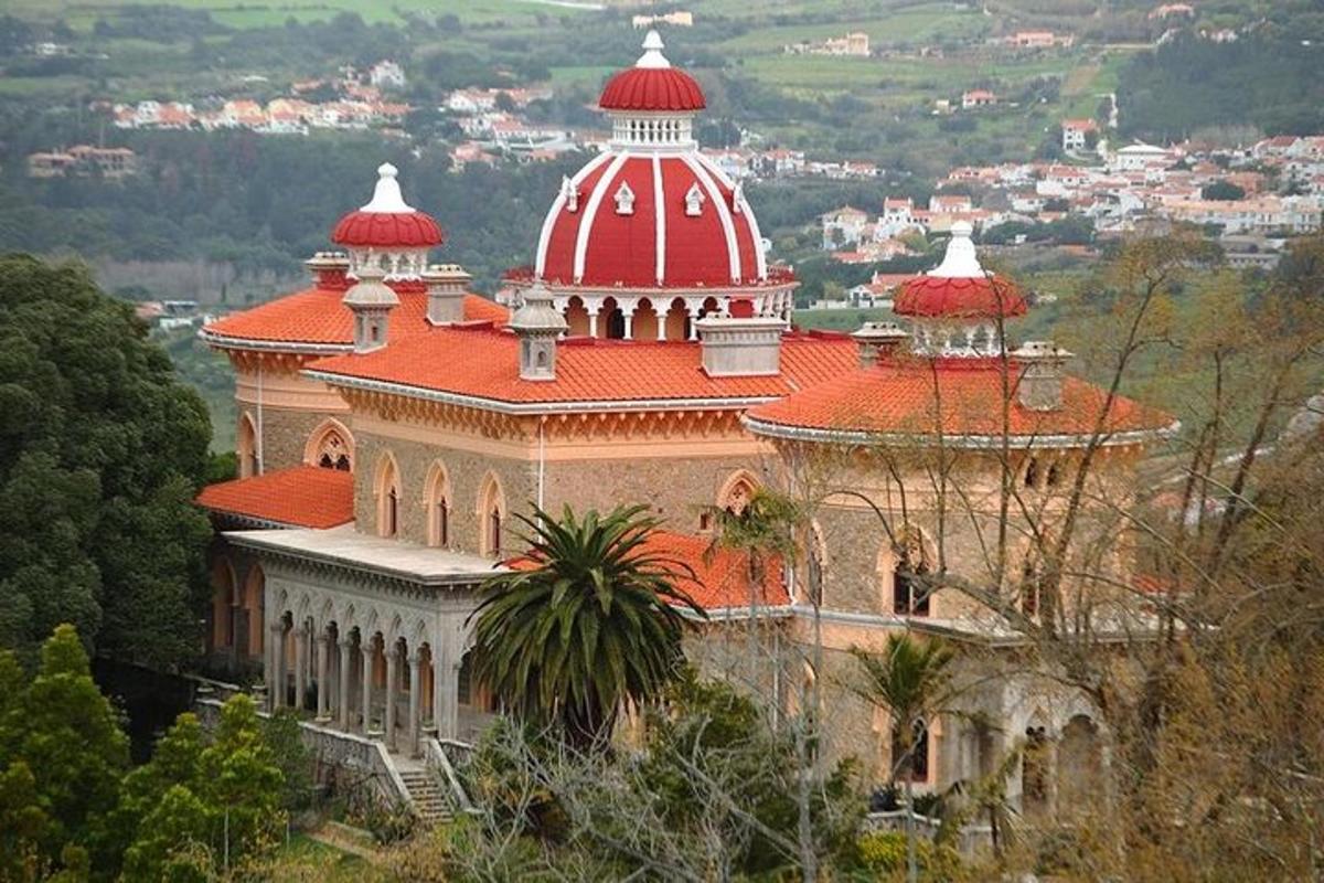 um grande edifício com telhado vermelho em uma colina