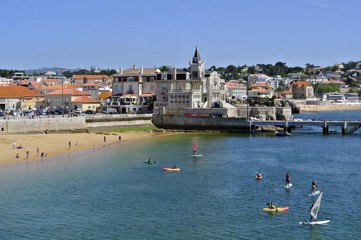 um grupo de pessoas em barcos na água perto de uma praia