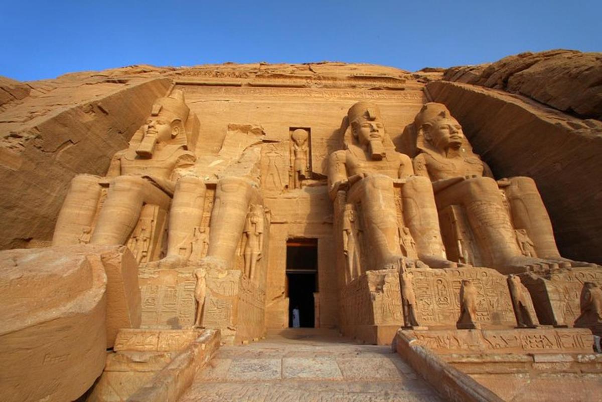 pintu masuk ke kuil abu simbel