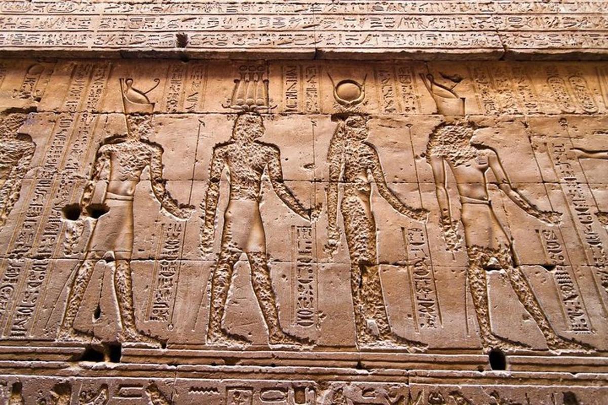 Un relieve en el lateral de una pared con inscripciones.