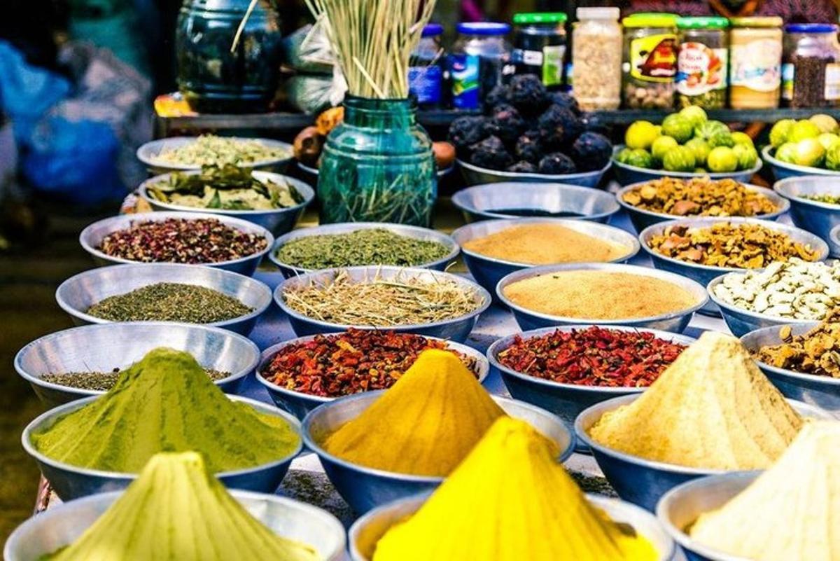 さまざまな種類の食べ物が入ったボウルが並んだテーブル