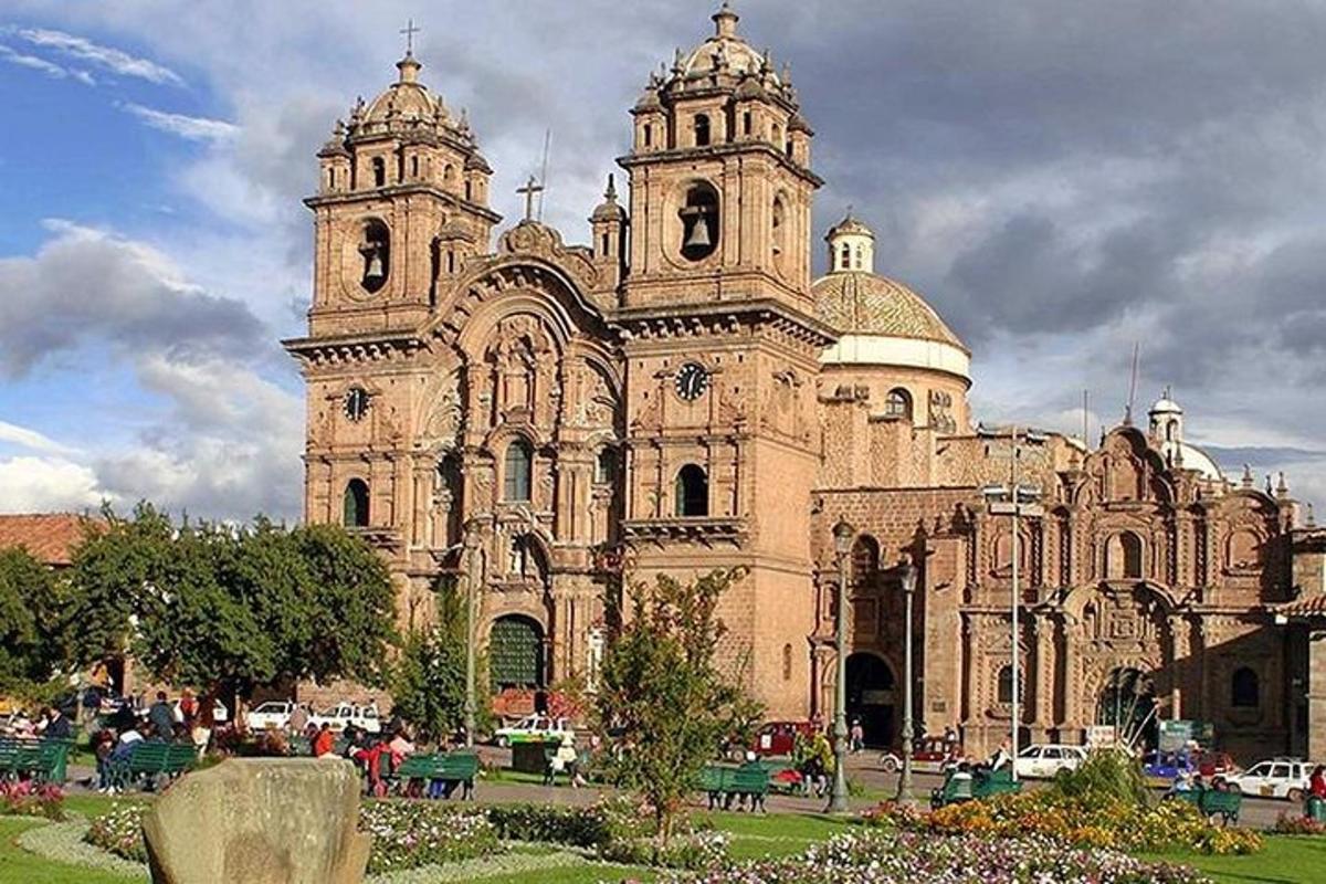 un grande edificio con una torre dell'orologio di fronte