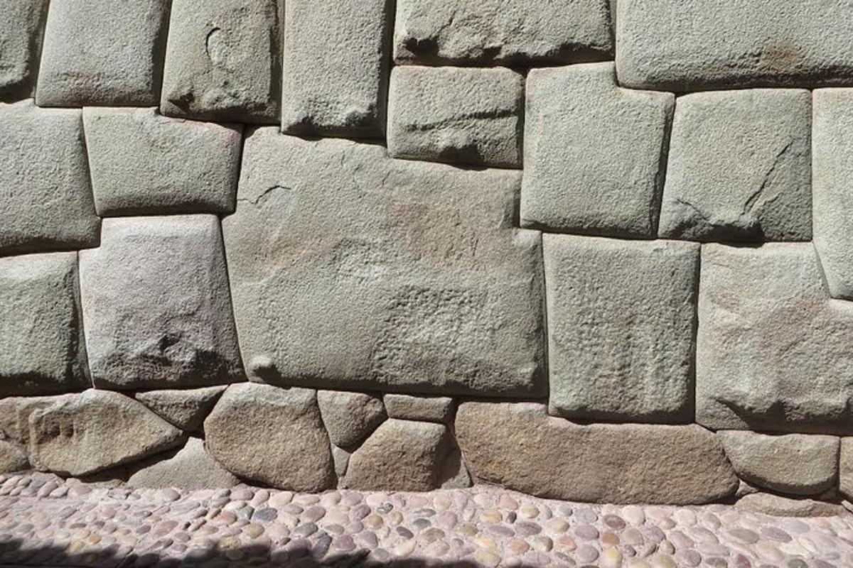 un muro di pietra con un mucchio di rocce