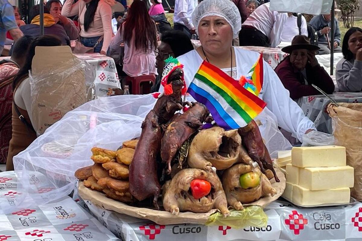 una dona dreta al costat d'una taula amb un plat de menjar
