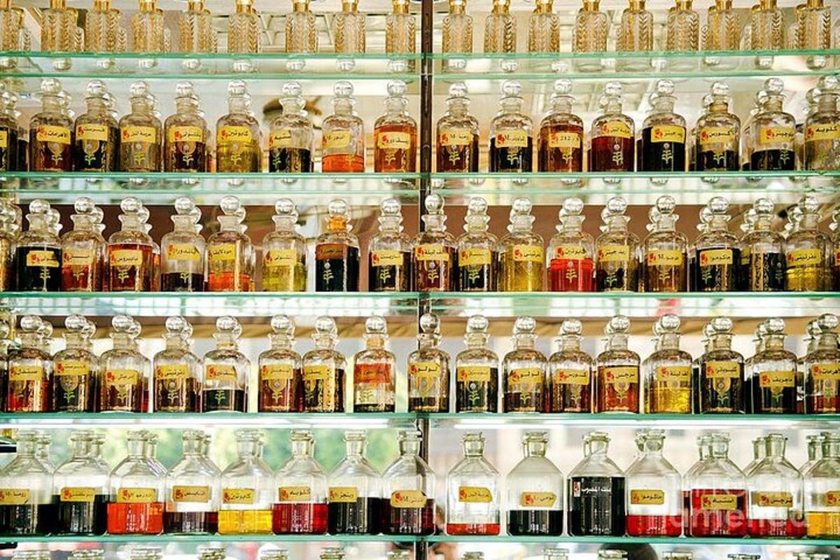 ένα ράφι γεμάτο με πολλά μπουκάλια ουίσκι