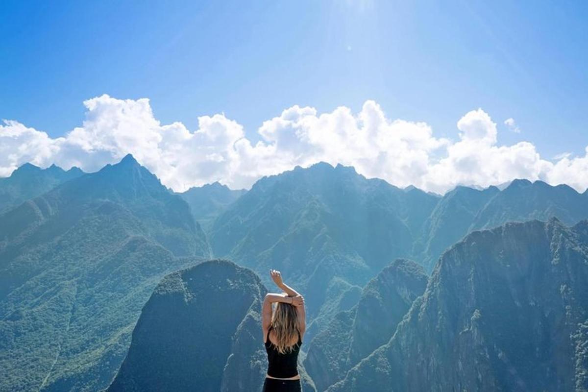 una donna in piedi sulla cima di una montagna