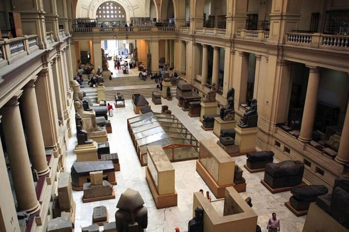 pohľad na múzeum s vystavenými artefaktmi