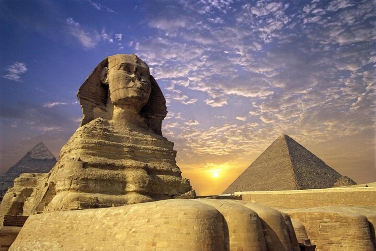 patung sphinx di depan piramida