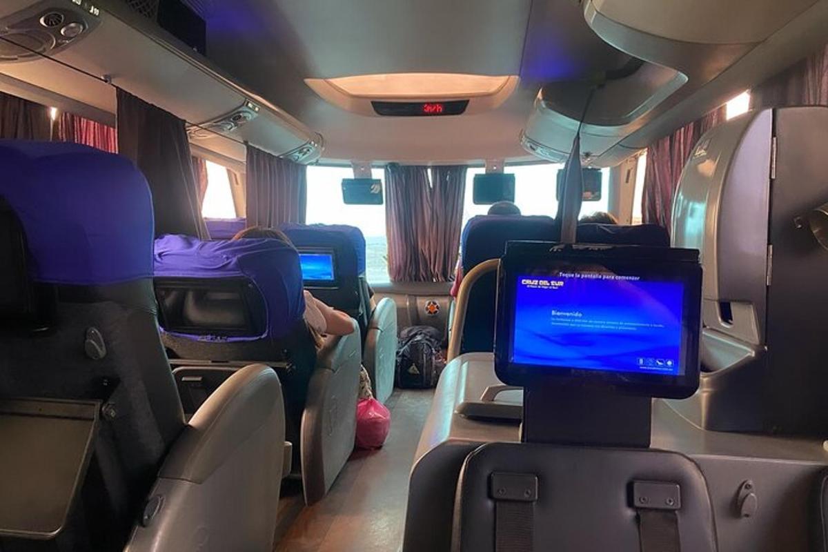 ein Blick ins Innere eines Busses mit einem Computerbildschirm