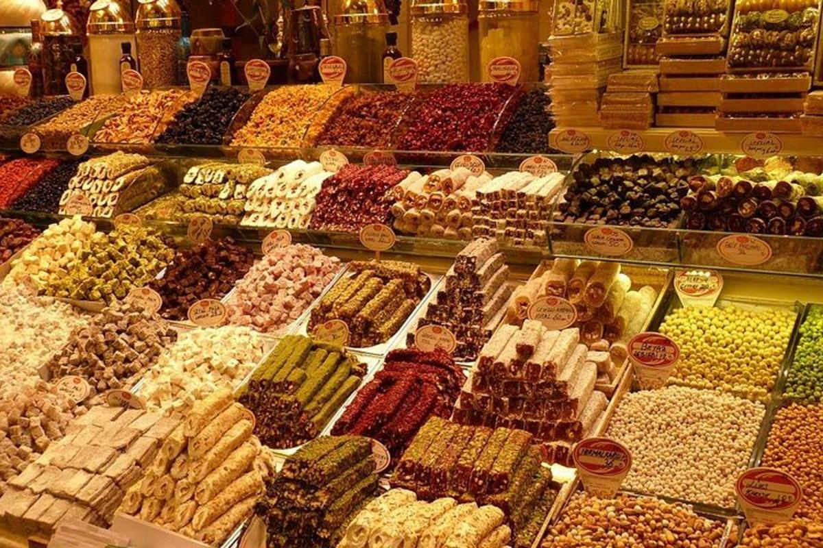 uma exposição de diferentes tipos de alimentos em um mercado