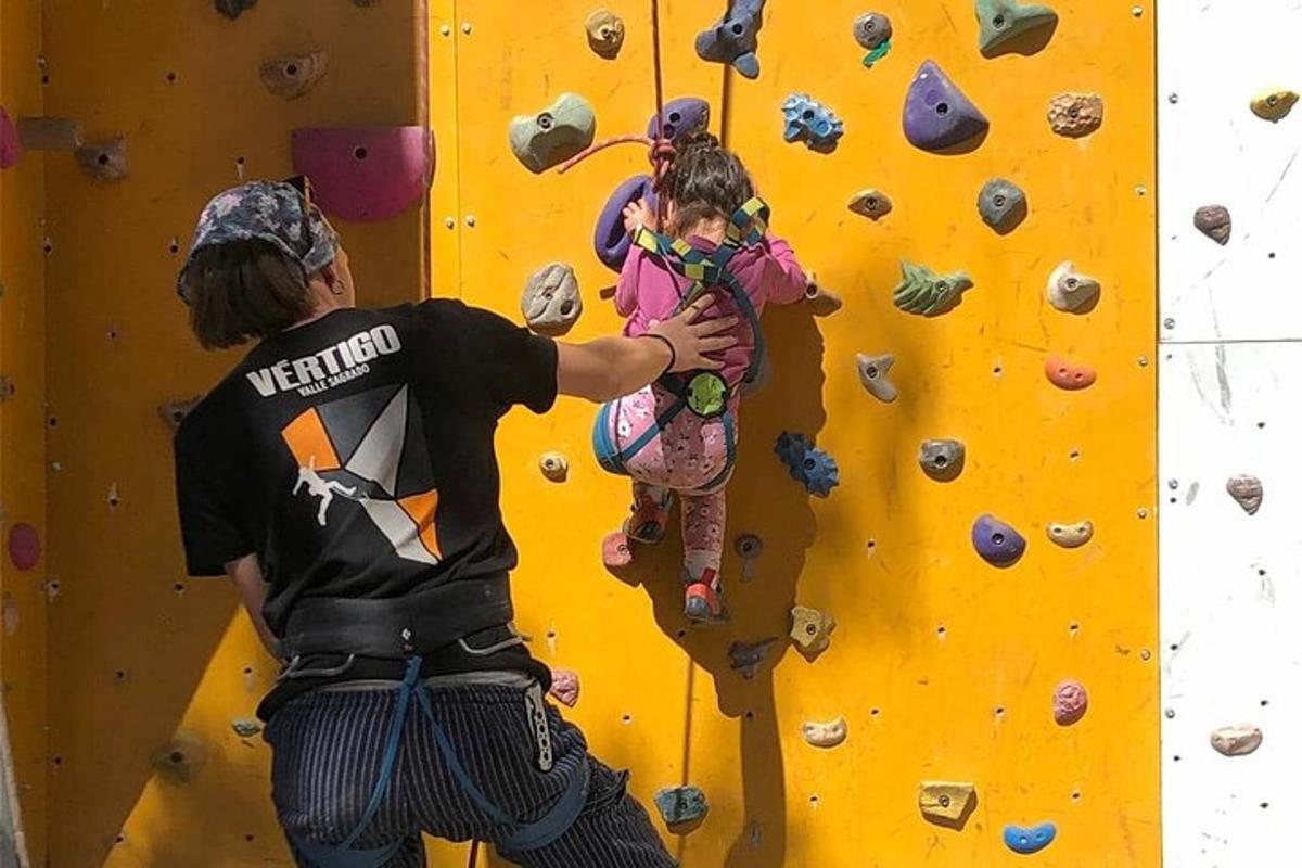 une femme et un enfant sur un mur d'escalade