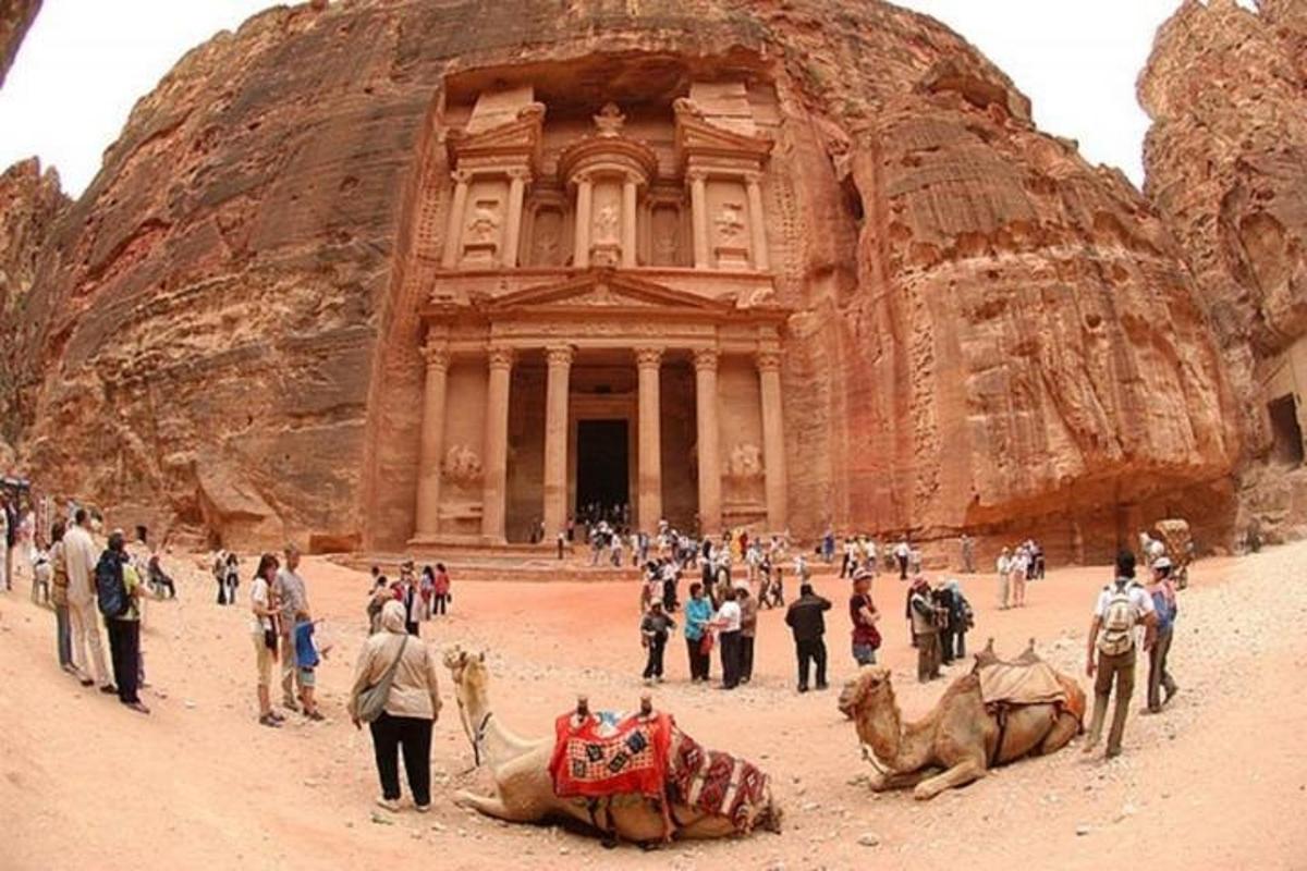 un grup de persones dempeus davant d'un edifici