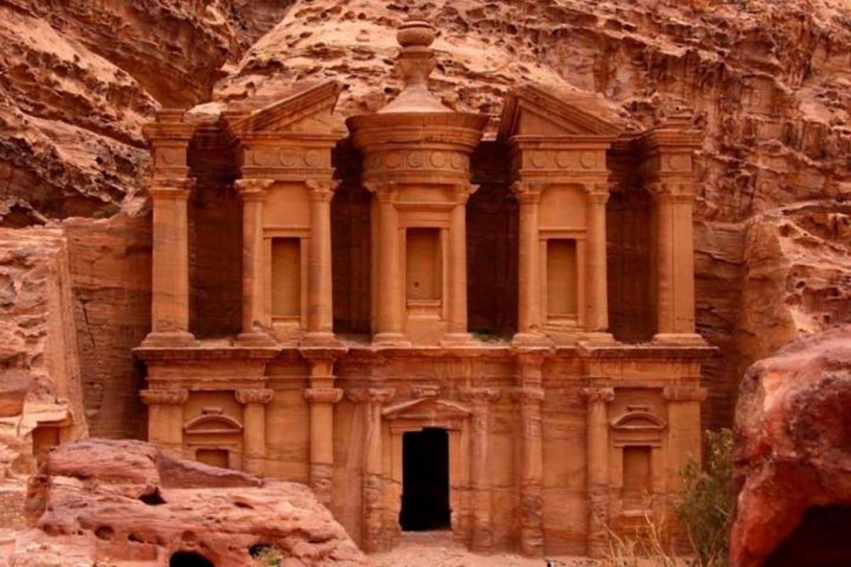 un edifici antic al mig d'un canyó