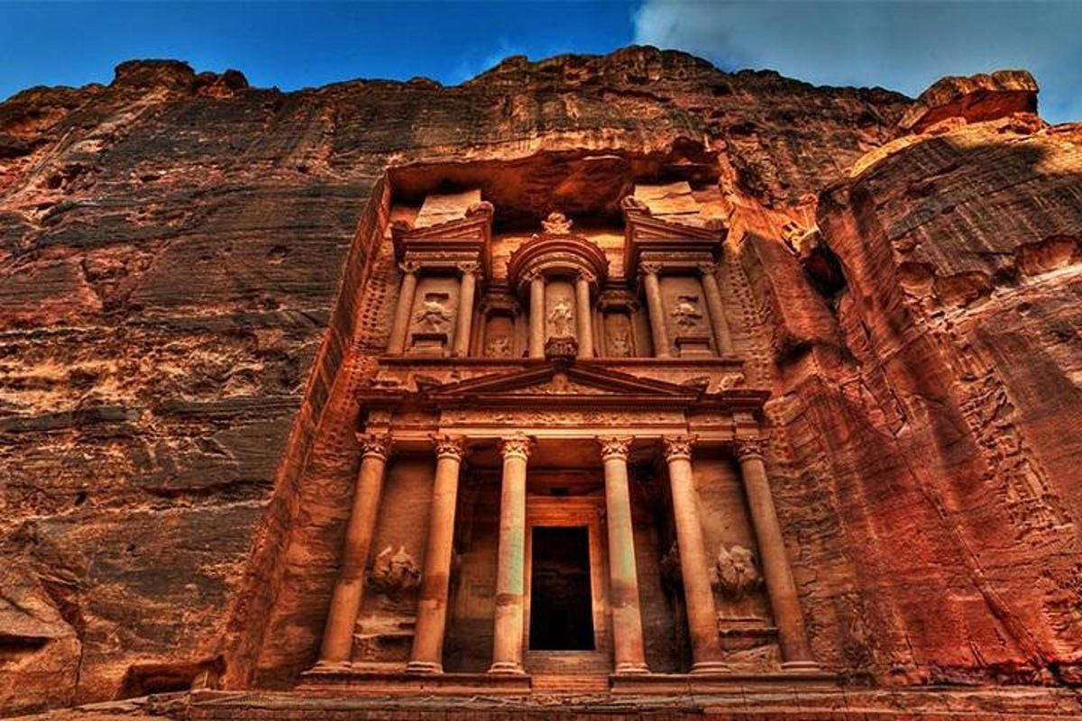 ein in die Seite einer Klippe gebautes Gebäude