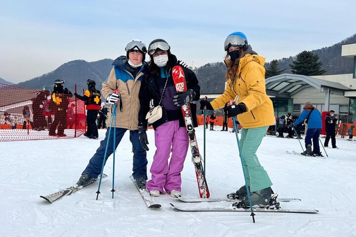 un grup de tres persones amb esquís a la neu