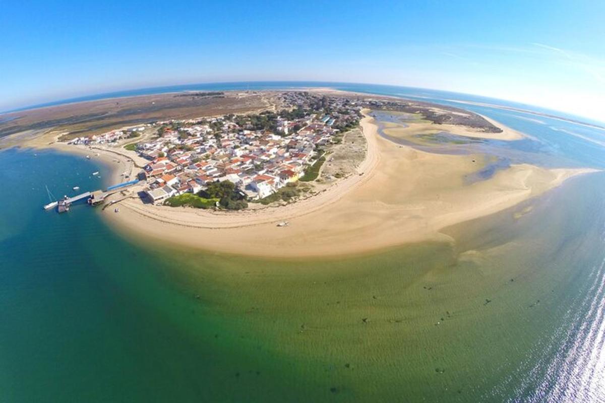 letecký pohled na ostrov v oceánu