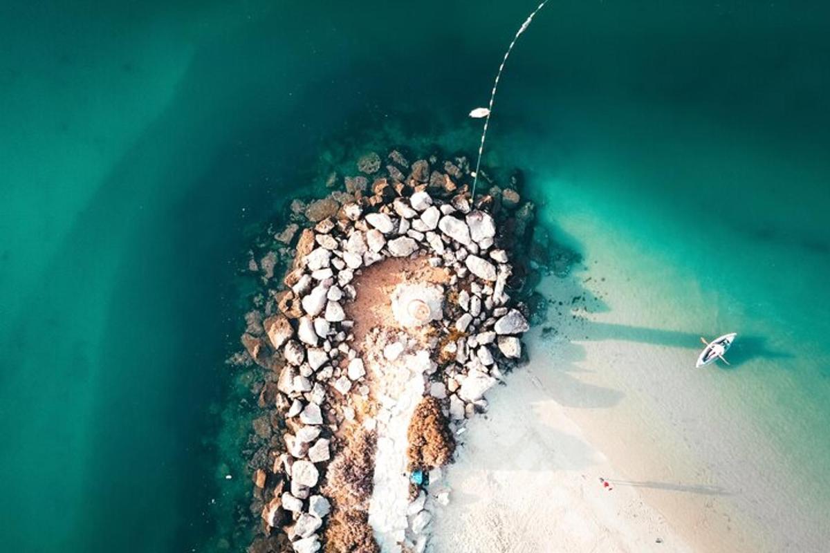 um barco na água perto de uma praia