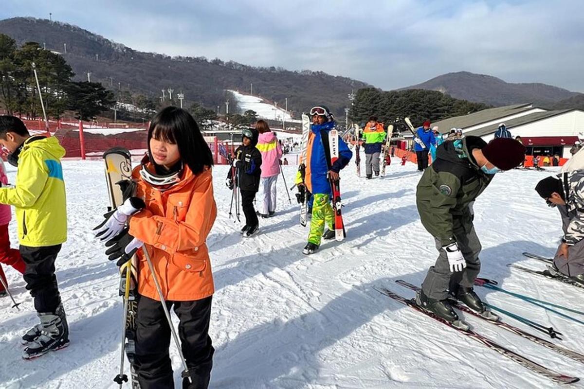 un grup de persones amb esquís a la neu