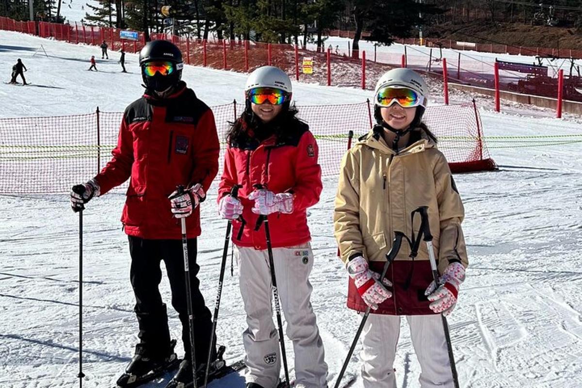 un grup de tres persones amb esquís a la neu