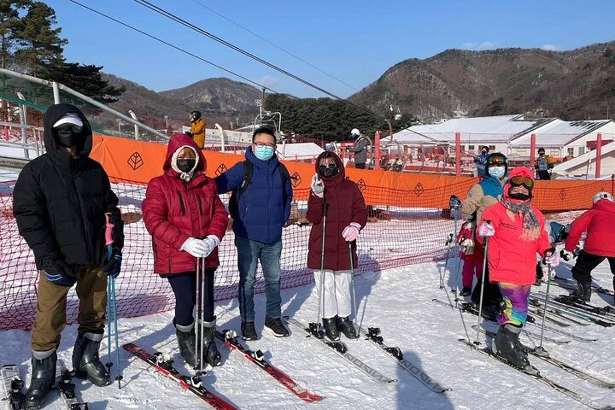 un grup de persones amb esquís a la neu