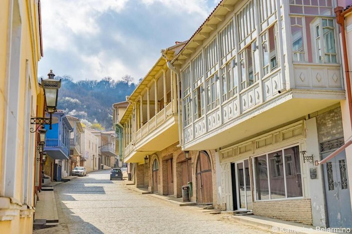 prázdná ulice ve městě s budovami